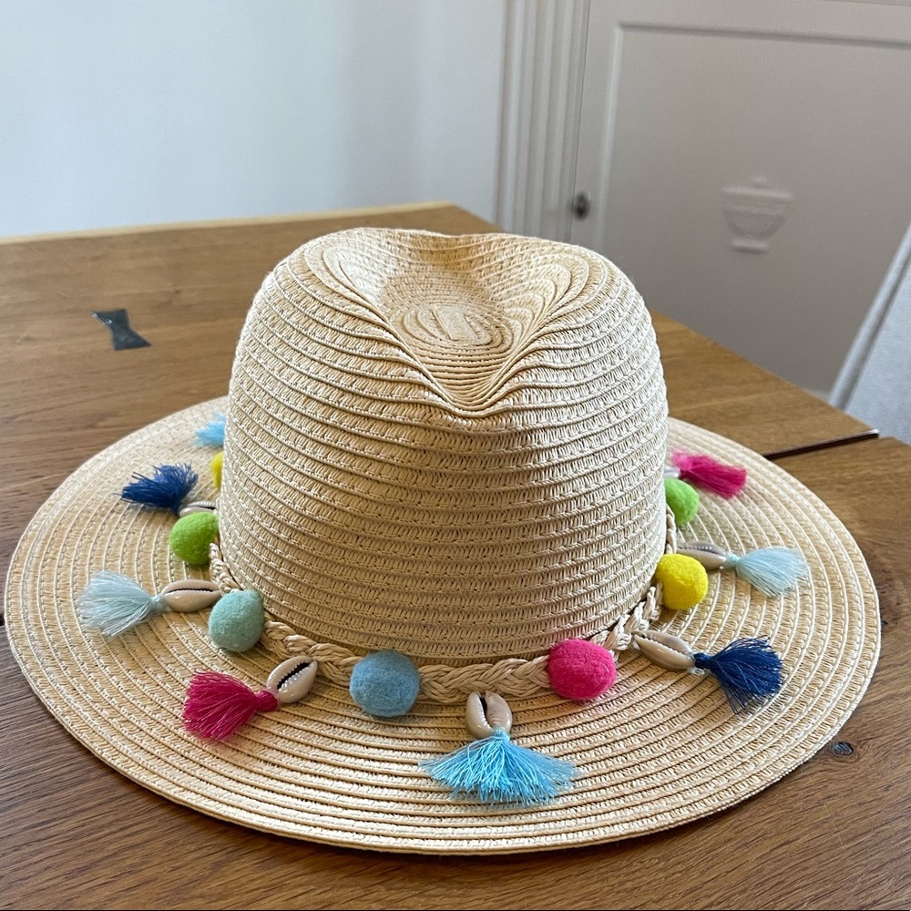 SUPER CUTE NBW Sunhat with shell and tassel details
